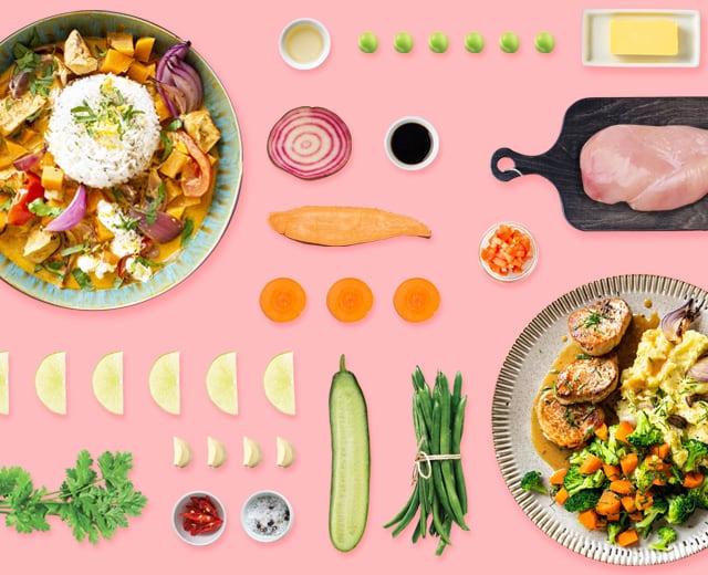 Teller voller Essen und vorportionierten Zutaten von Marley Spoon aus der Vogelperspektive